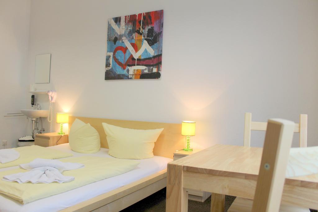 Pension Central Hostel Berlin Bagian luar foto